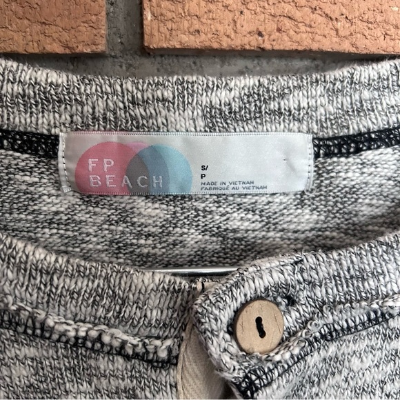 Free People Beach Gray Henley Endless Summer Sleep To Dream Knit Top Size Small - Picture 3 of 6